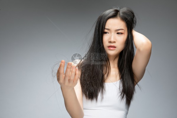 An Zhao glanced at Li Fu and touched Liu Mingsheng's arm. Hey, what's wrong with him?