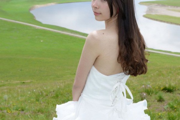 Slow down Lv Xining didn't forget to peek behind her. Fortunately, she was slightly relieved when she didn't see the familiar figure. She took a few breaths against the wall brick and took out a napkin and handed it to Lingxi Spring. She also smoked one and wiped her sweat.